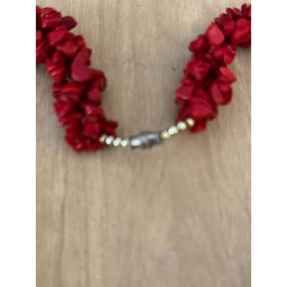 Dyed Red Coral Twisted Strands Beaded Necklace Screw Clasp 16" - Picture 5 of 9